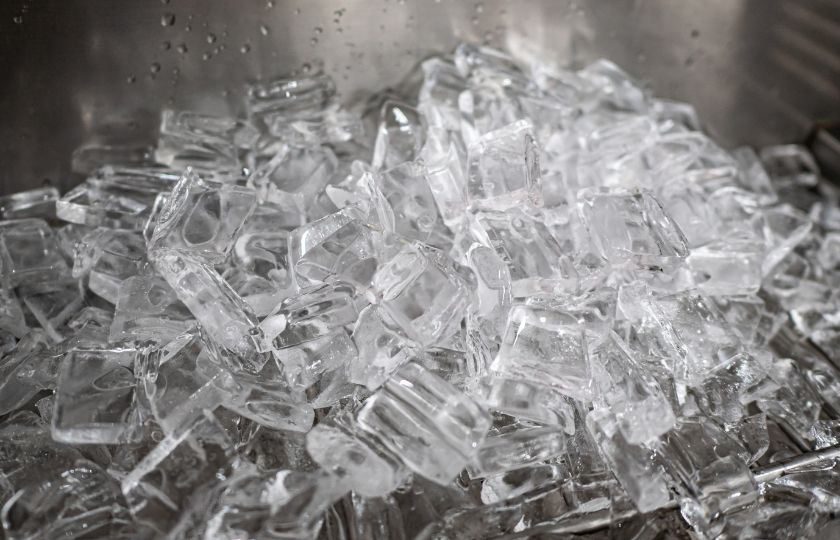 Maintenance, hygiene and scale - Ice inside ice machine bin
